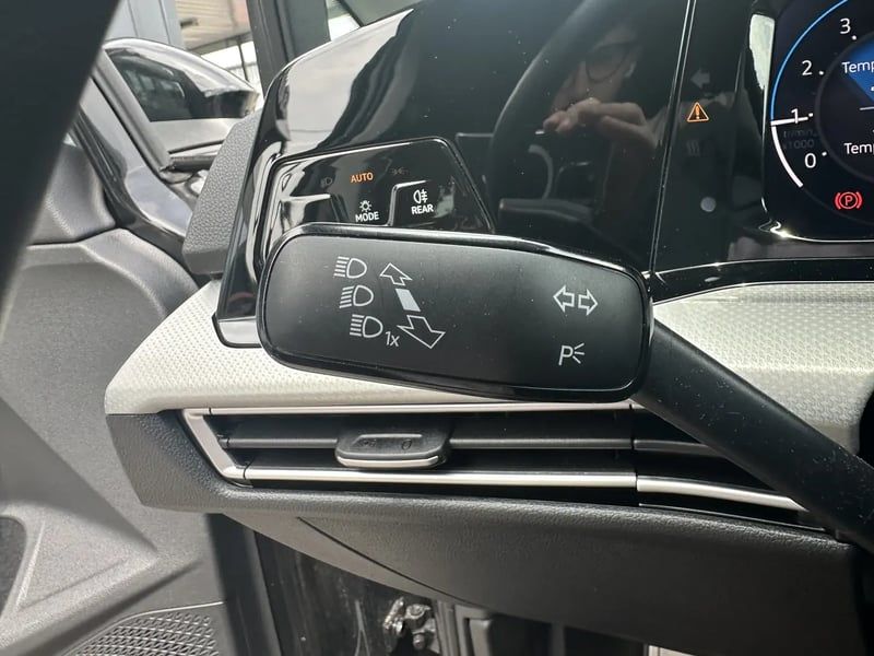 Photo de la voiture VOLKSWAGEN GOLF 1.5 TSI 150 BVM6 Active - 5P