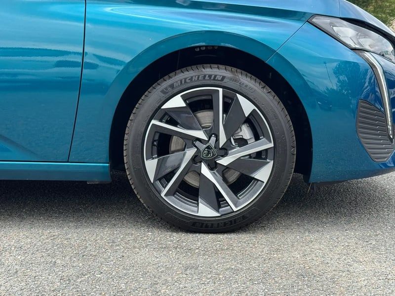 Photo de la voiture PEUGEOT 308 Hybrid 145 e-DCS6 Allure