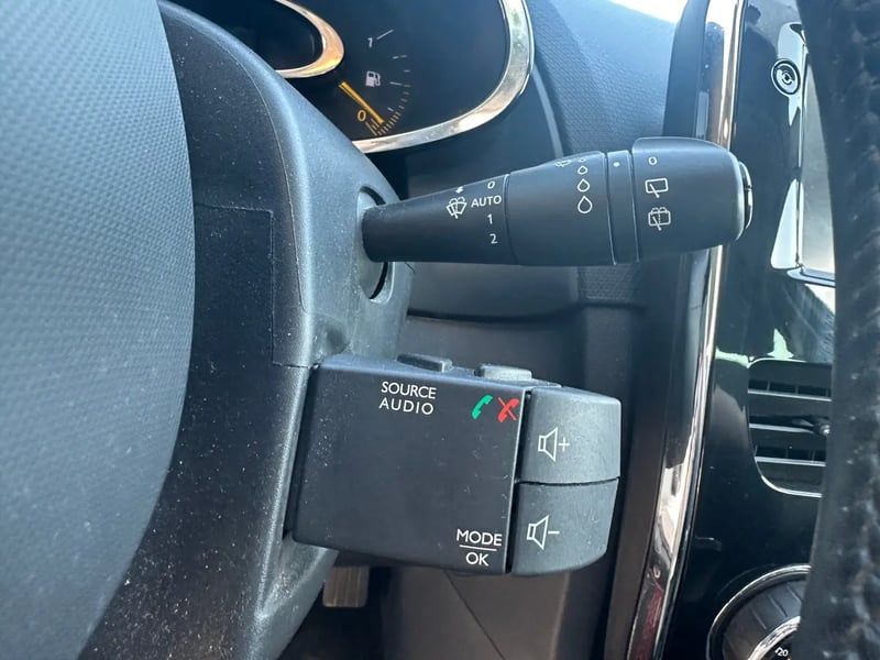 Photo de la voiture RENAULT CLIO IV TCe 90 Energy eco2 Intens