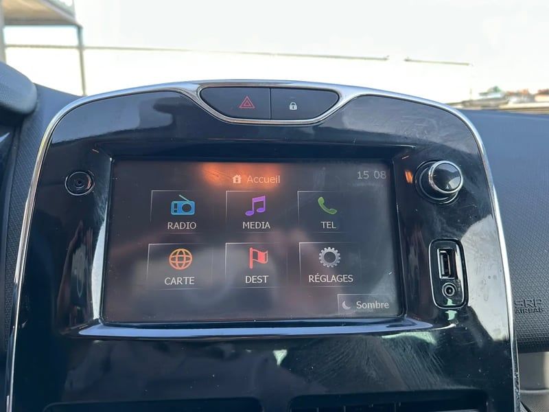 Photo de la voiture RENAULT CLIO IV TCe 90 Energy eco2 Intens