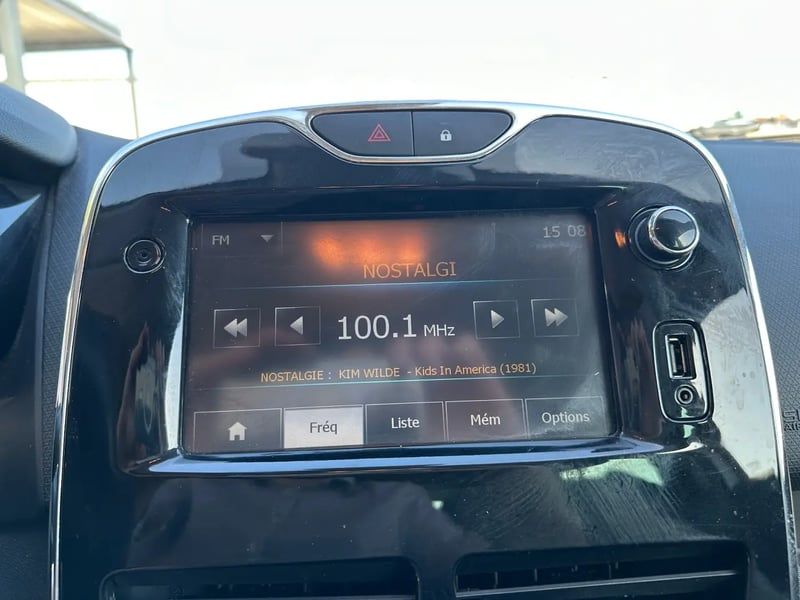 Photo de la voiture RENAULT CLIO IV TCe 90 Energy eco2 Intens