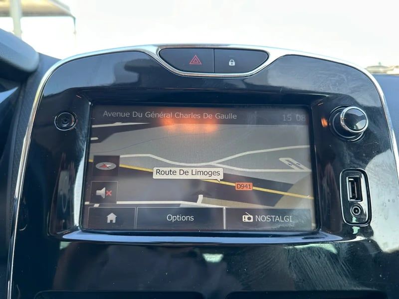 Photo de la voiture RENAULT CLIO IV TCe 90 Energy eco2 Intens