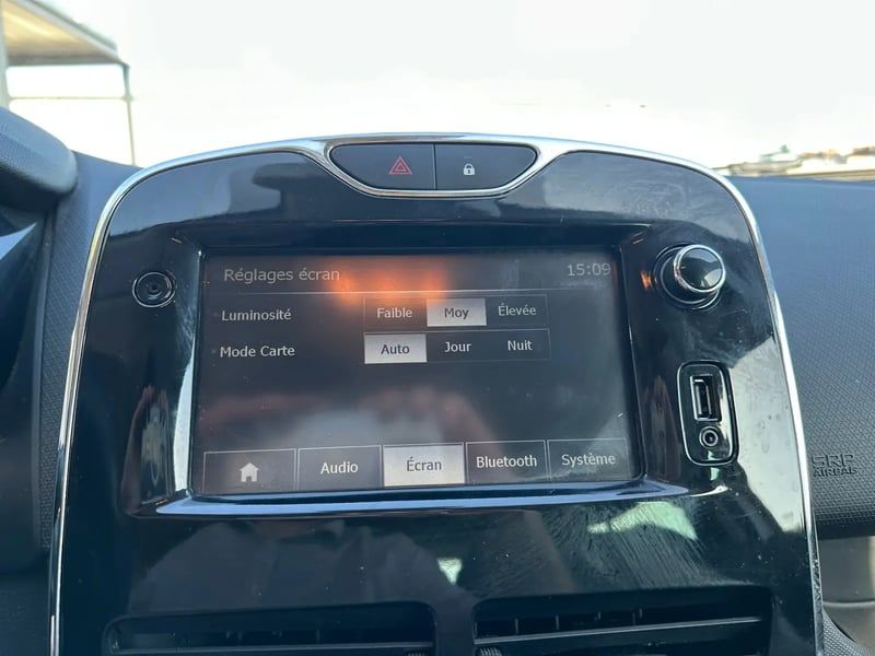 Photo de la voiture RENAULT CLIO IV TCe 90 Energy eco2 Intens