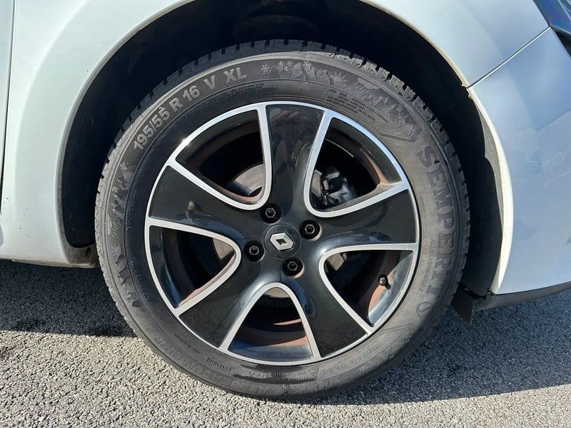 Photo de la voiture RENAULT CLIO IV TCe 90 Energy eco2 Intens