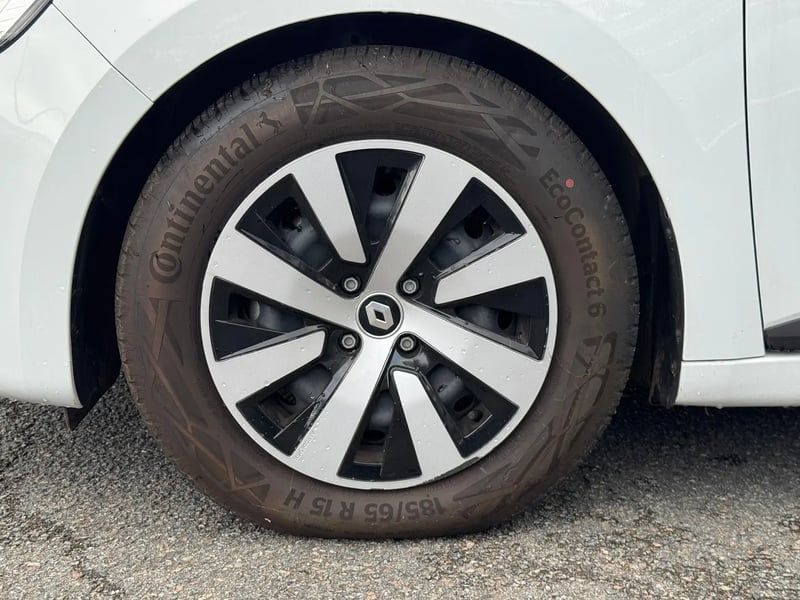 Photo de la voiture RENAULT CLIO V E-Tech full hybrid 145 Equilibre