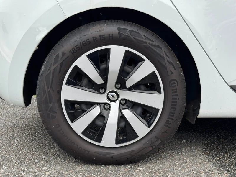 Photo de la voiture RENAULT CLIO V E-Tech full hybrid 145 Equilibre