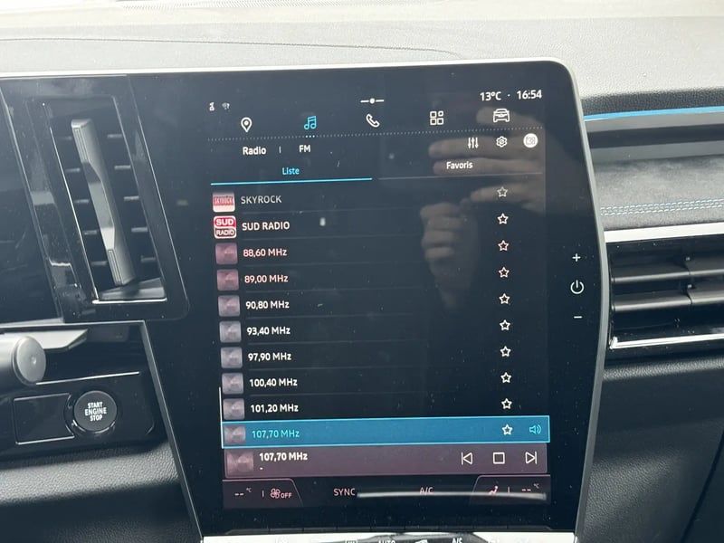 Photo de la voiture RENAULT ESPACE VI E-Tech hybrid 200 esprit Alpine