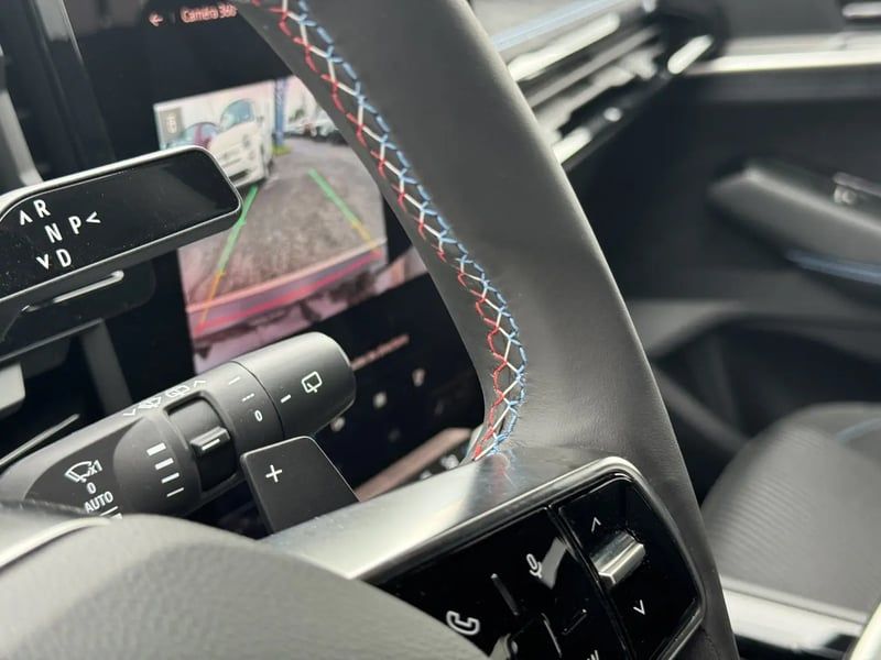 Photo de la voiture RENAULT ESPACE VI E-Tech hybrid 200 esprit Alpine