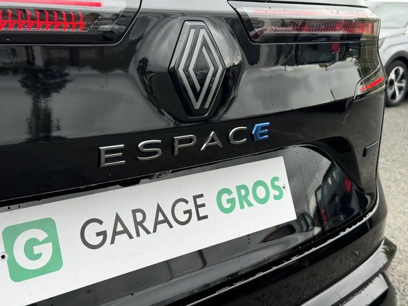 Photo de la voiture RENAULT ESPACE VI E-Tech hybrid 200 esprit Alpine