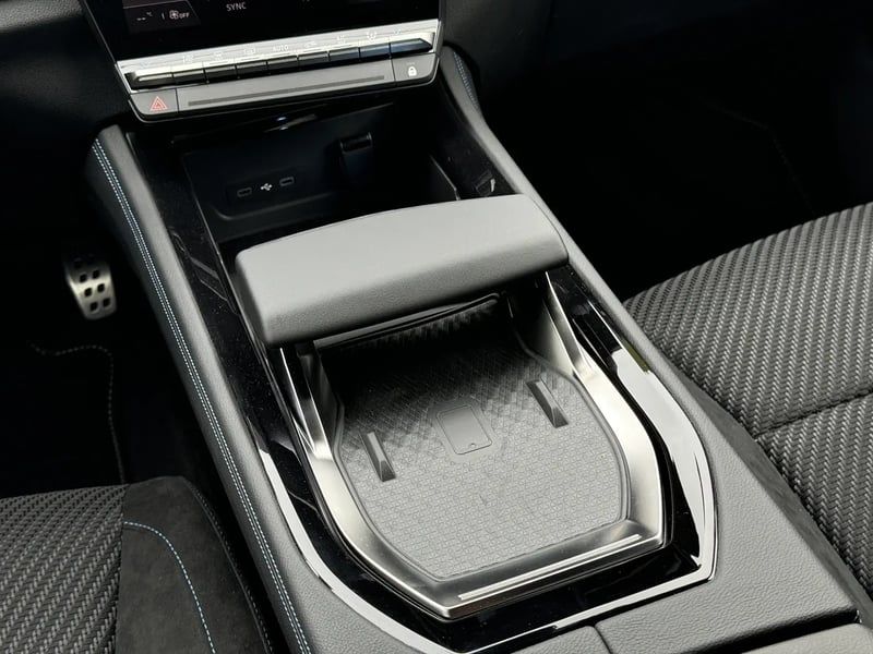 Photo de la voiture RENAULT ESPACE VI E-Tech hybrid 200 esprit Alpine