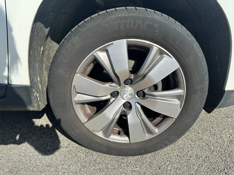 Photo de la voiture PEUGEOT 2008 1.2 PureTech 82ch BVM5 Style