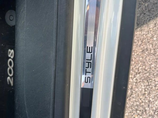 Photo de la voiture PEUGEOT 2008 1.2 PureTech 82ch BVM5 Style