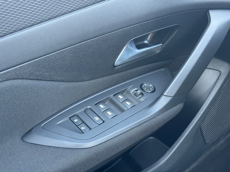 Photo de la voiture PEUGEOT 308 BlueHDi 130ch S&S EAT8 Style