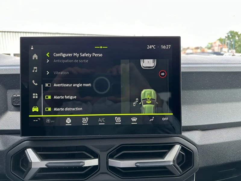 Photo de la voiture DACIA DUSTER Hybrid-G 150 4x4 Journey