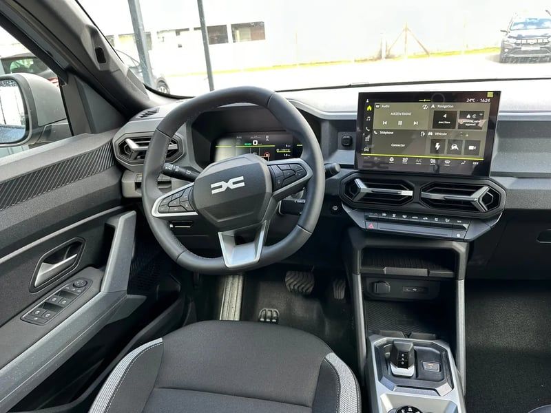Photo de la voiture DACIA DUSTER Hybrid-G 150 4x4 Journey