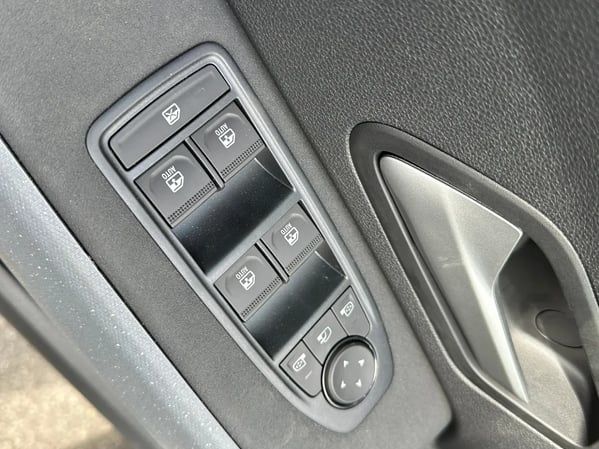 Photo de la voiture DACIA DUSTER Hybrid-G 150 4x4 Journey