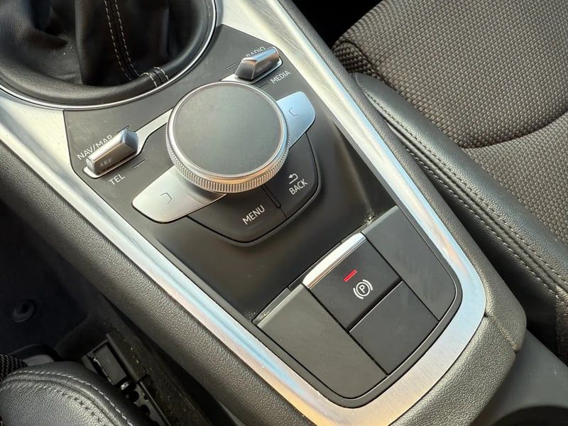 Photo de la voiture AUDI TT COUPE 1.8 TFSI 180 S line