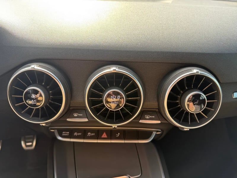 Photo de la voiture AUDI TT COUPE 1.8 TFSI 180 S line