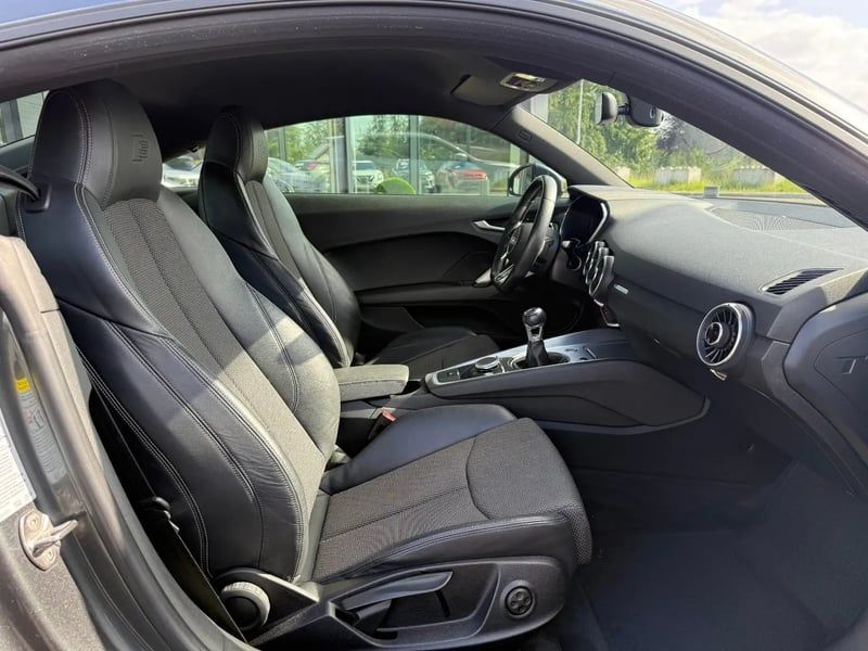 Photo de la voiture AUDI TT COUPE 1.8 TFSI 180 S line