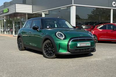Photo de présentation de la voiture MINI HATCH 5 PORTES F55 LCI II Cooper 136 ch DKG7 Edition Camden